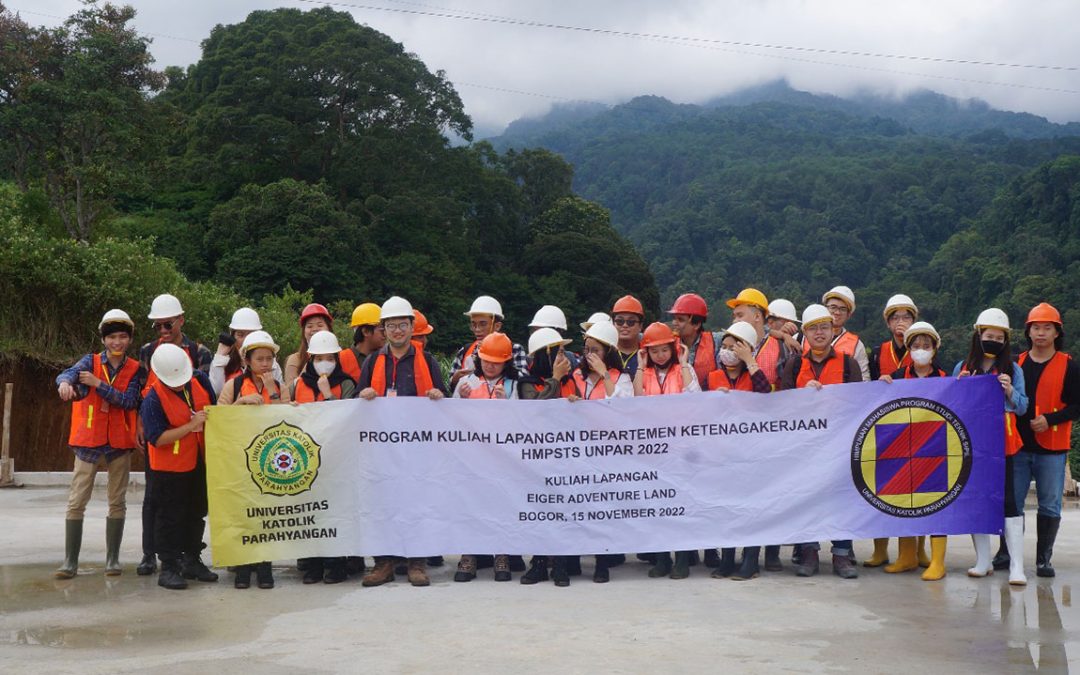 Kegiatan Kuliah Lapangan Eiger Adventure Land